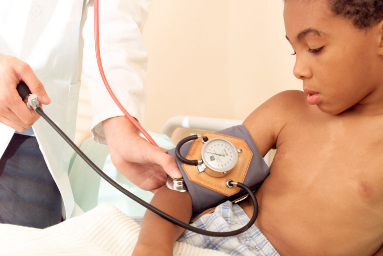 Bagaimana Tekanan Darah Tinggi Bisa Melukai Otak Anak
